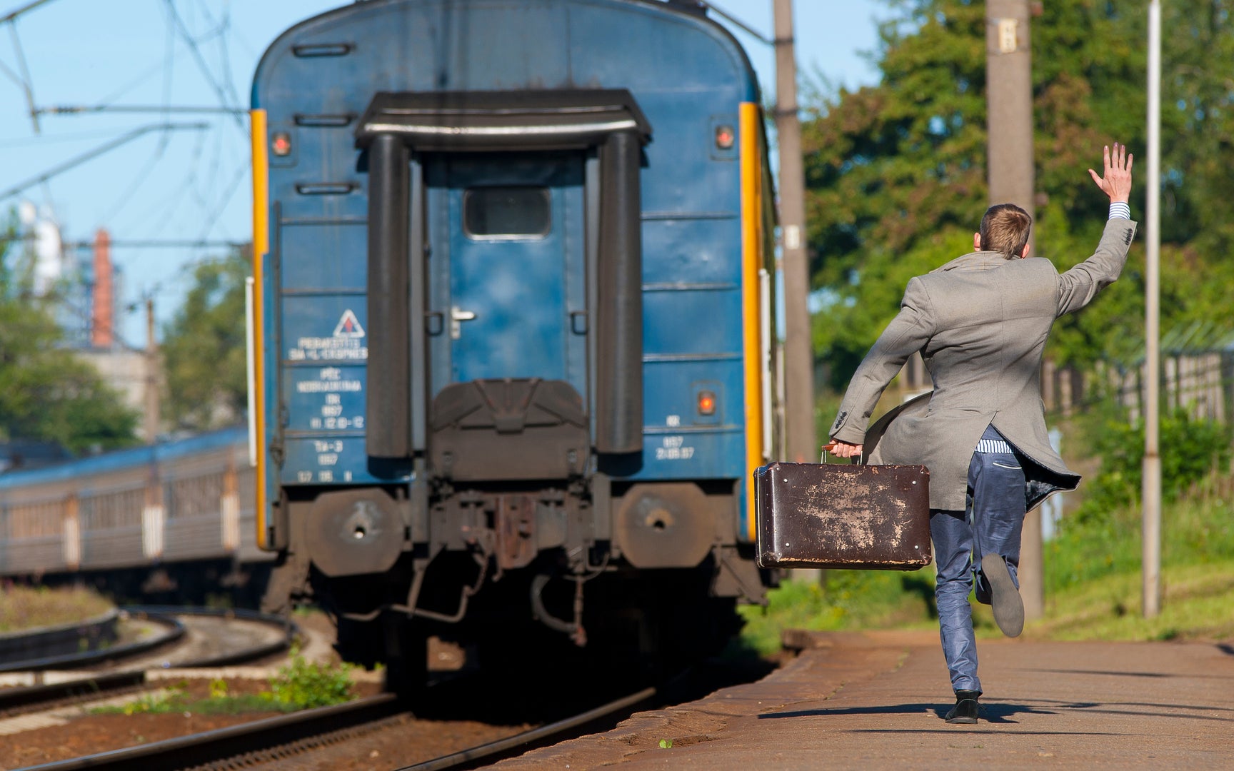 When the train leave. Последний вагон. Запрыгнуть в последний вагон. Запрыгнуть в последний вагон картинка. Последний вагон уходящего поезда.